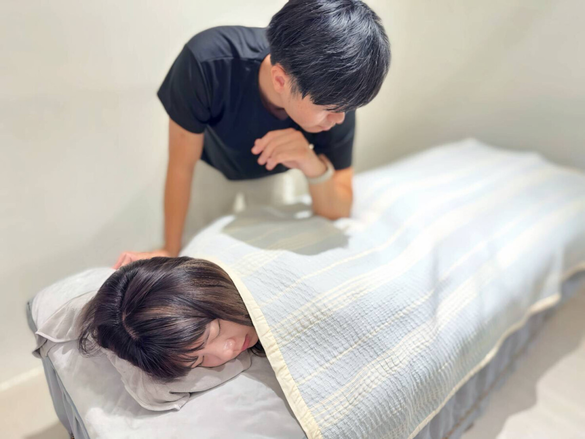▲負責人於床邊進行身體調理作業，透過穩定施力與姿勢判斷，觀察顧客當下的肌肉反應與身體狀態。(圖/好啊好啊按摩職人提供)
