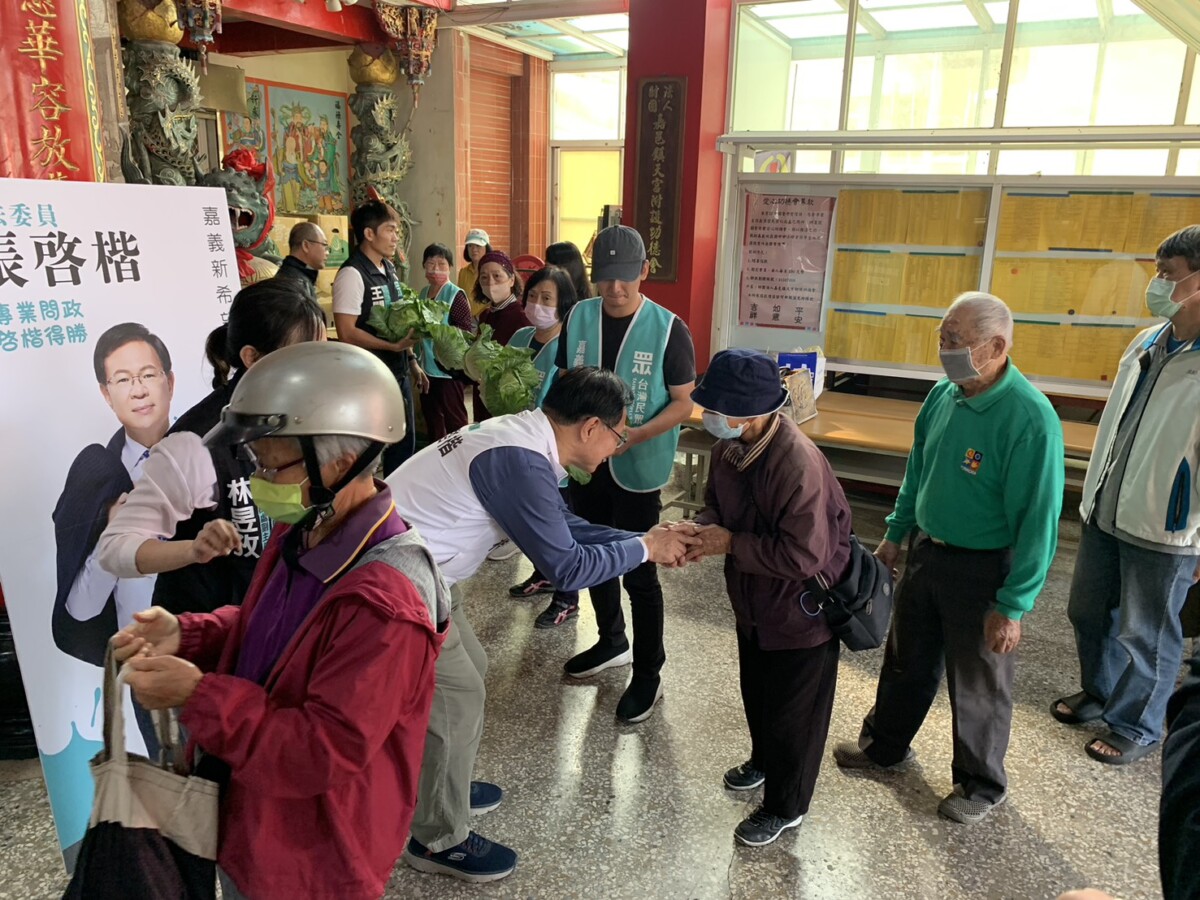 嘉中畢業的張啓楷立委疼惜菜農，回嘉義送菜挺菜農、助鄉親，期望未來有機會為嘉義做更多有利鄉親的事。（圖/記者陳惲朋攝）