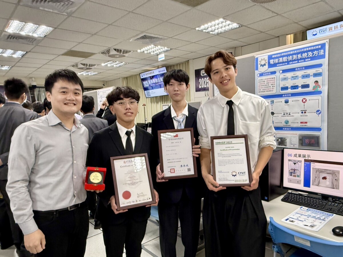 ▲以「AIoT智慧電梯控制邊緣運算裝置」創新技術，勇奪2025馬來西亞ITEX國際發明展金牌。左起：指導教授林子怡、學生羅煜璋、賴承宏、邱識瑋。(圖/記者顏淑娟攝)