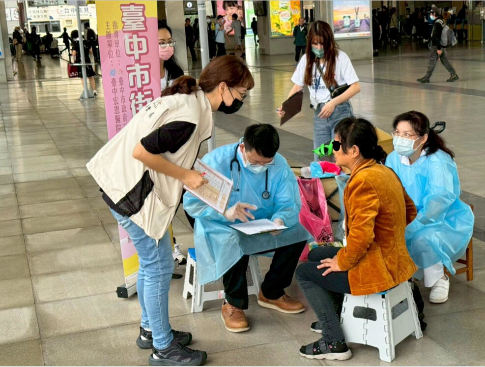 ▲宏恩醫院團隊問診。(圖/中市府提供)