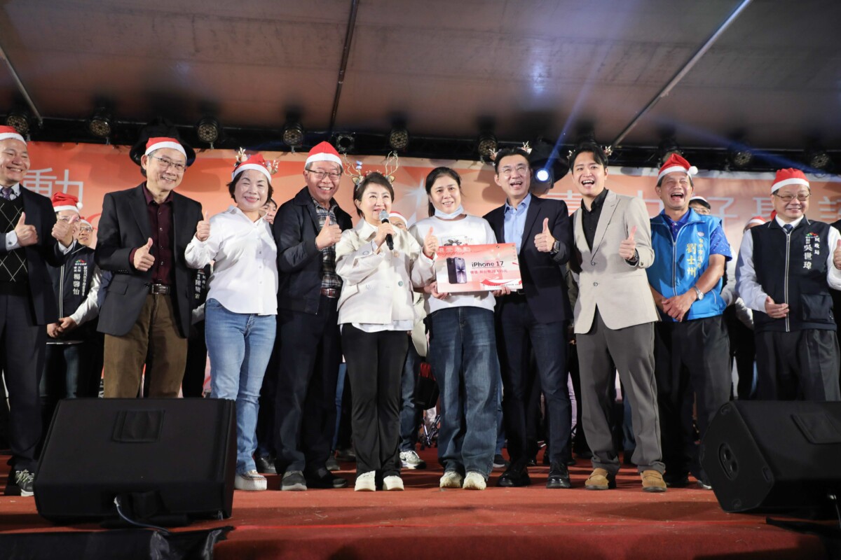 ▲市長盧秀燕親自抽出價值約3萬元的iPhone 17，掀起晚會高潮。幸運中獎民眾與到場嘉賓合影。(圖/中市府提供)