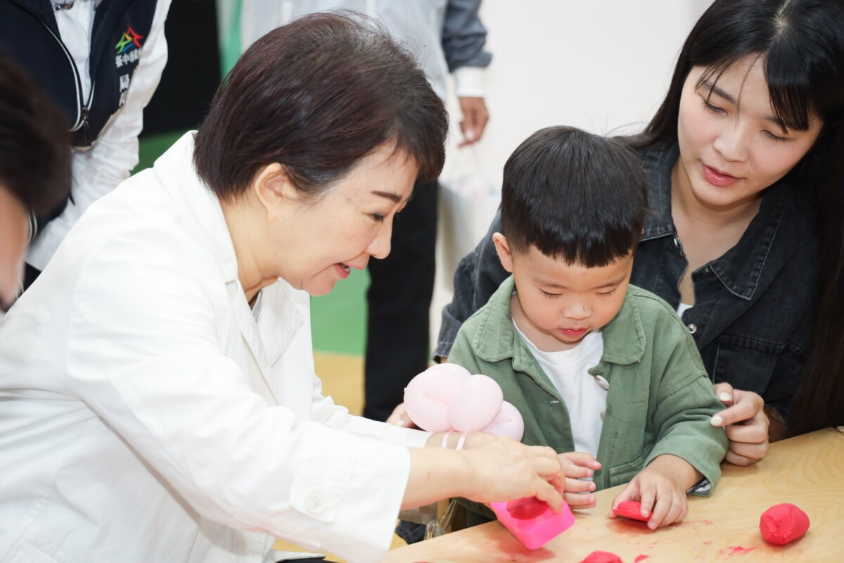▲台中親子館5倍增！市長盧秀燕與親子共同製作新丁粄藝術創作。(圖/中市府提供)