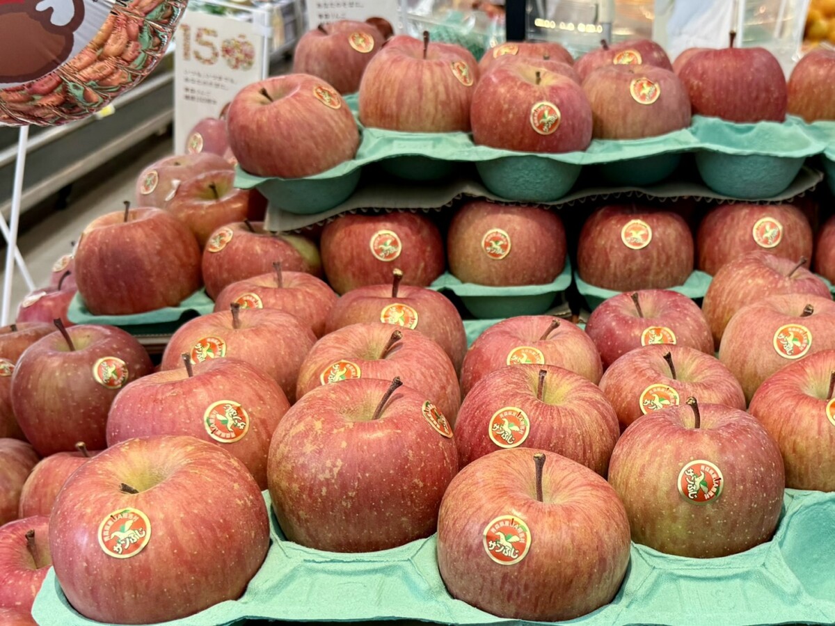 ▲青森蘋果色澤艷紅、果皮健康不打蠟，可以連皮一起吃，美味又健康。(圖/記者顏淑娟攝)