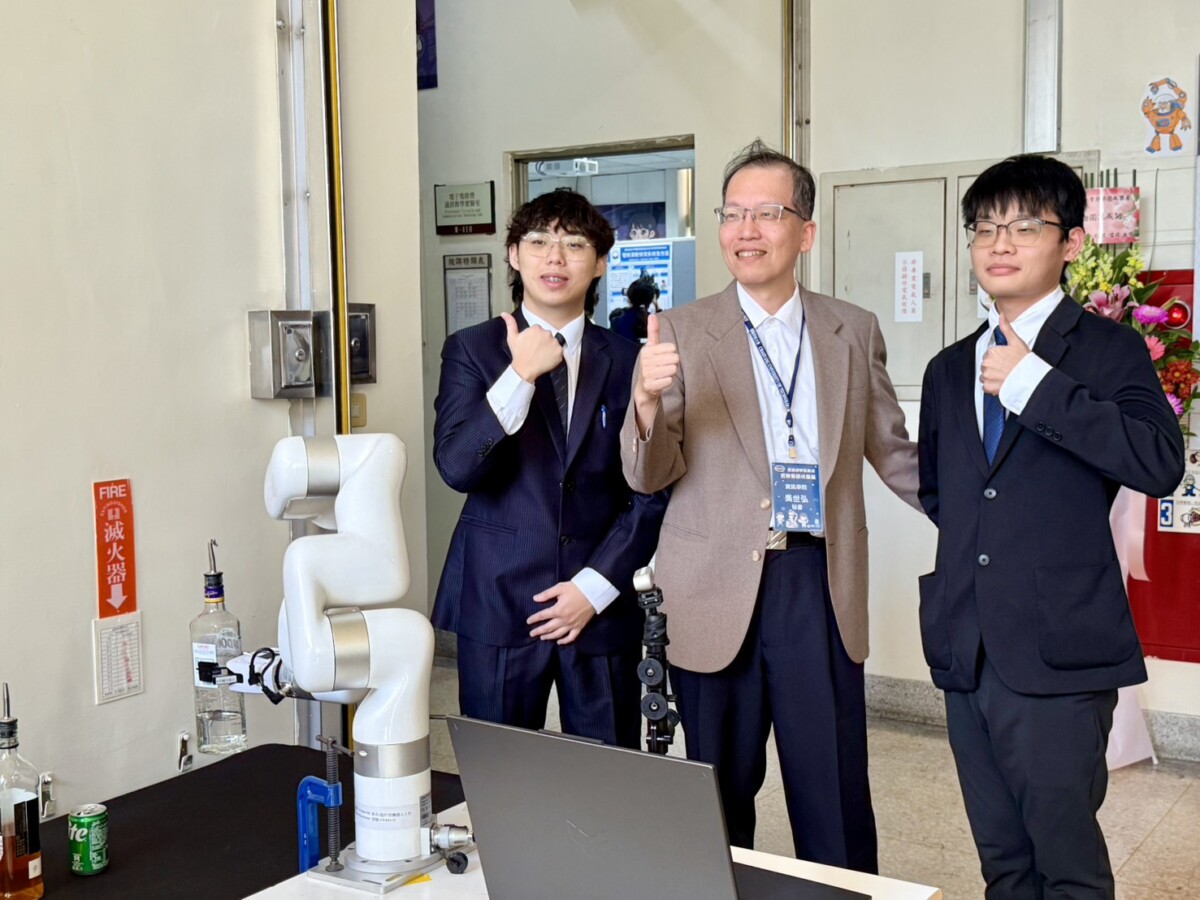 ▲「AI調酒師」則結合大型語言模型與協作型機械手臂，透過語音互動完成飲品調製，全新的人機互動體驗，十分吸睛。(圖/記者顏淑娟攝)
