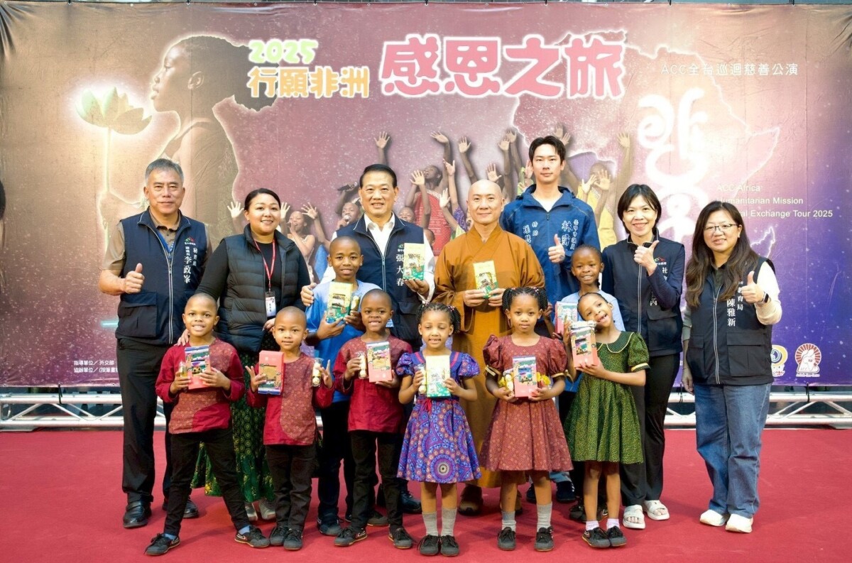 ▲副秘書長張大春代表市長盧秀燕贈送珍奶襪。(圖/記者顏淑娟翻攝)