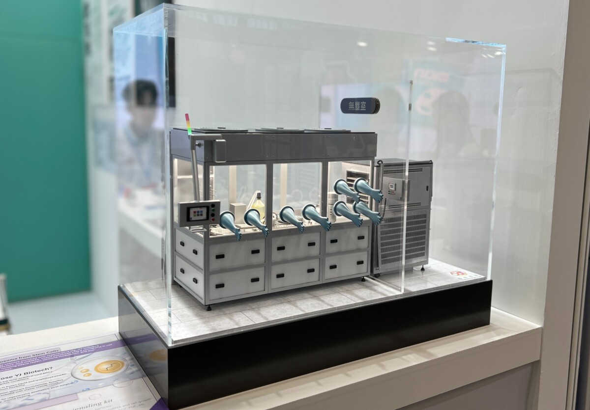 圖說：亞家生技研發出製藥級無菌隔離裝置「YJ Isolator」，於醫科展展示縮小版模型，透過軟硬體與AloT技術整合，實現數據監控與可追溯性。（資料來源：亞家生技）