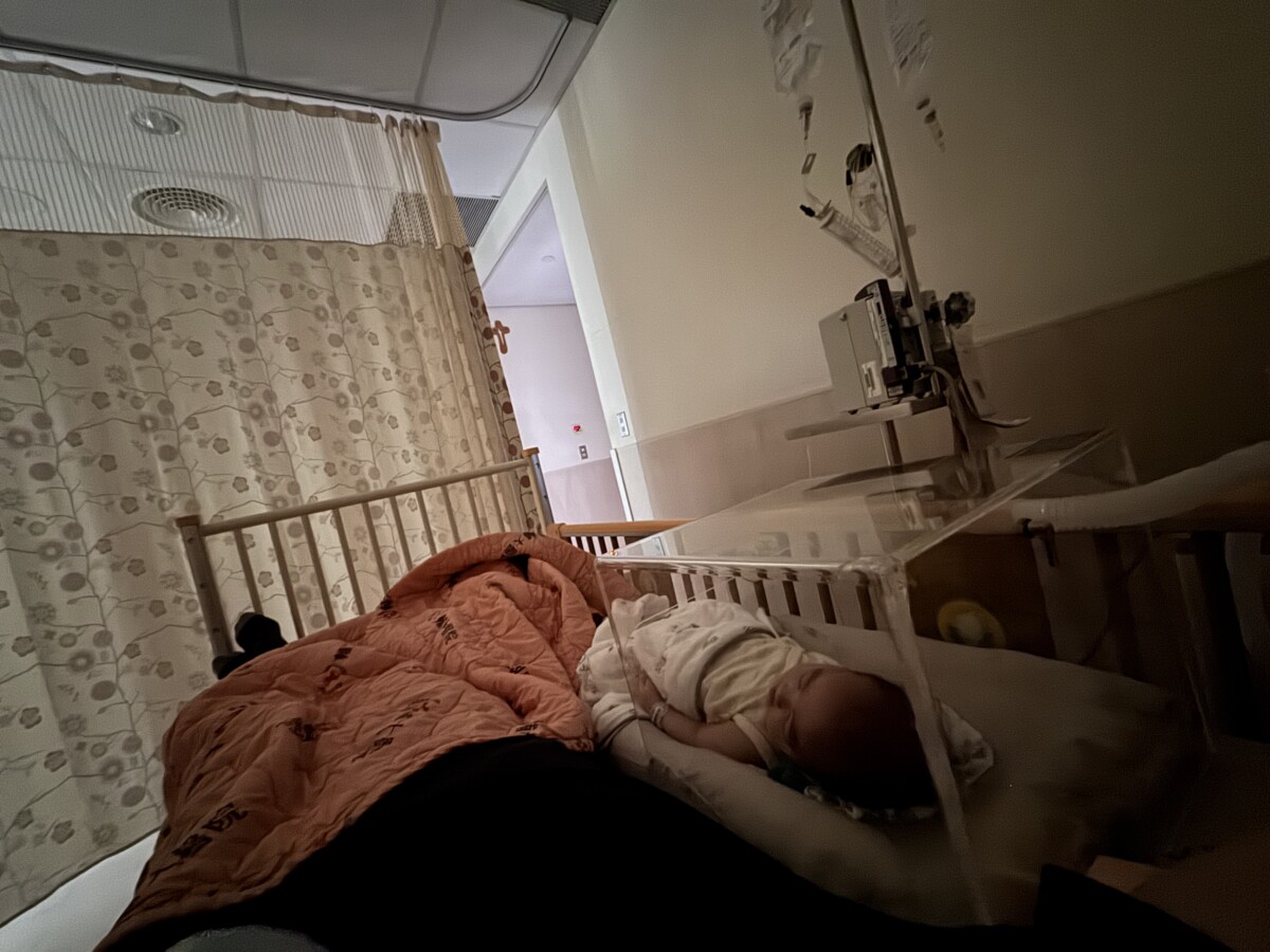 感染RSV嬰兒真實個案 醫院治療家長陪伴在側照片