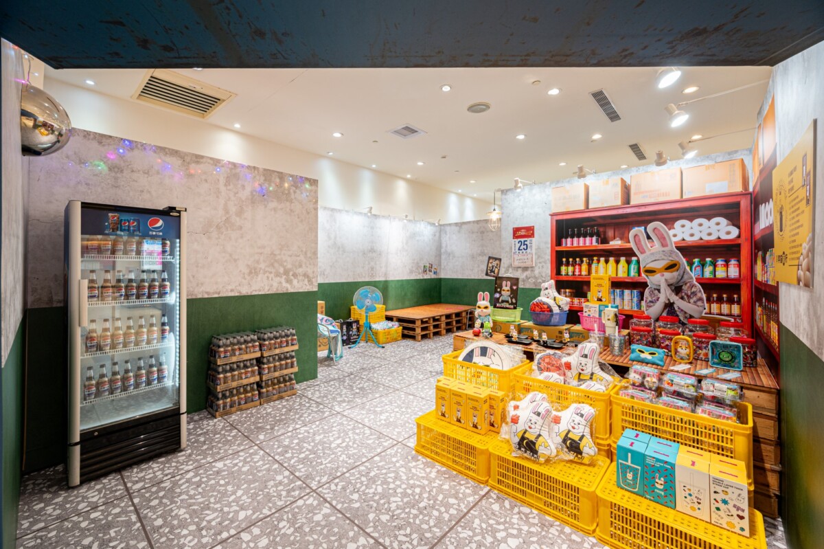 現場打造滿滿本土味的柑仔店體驗空間，從海報、招告啟示到古早味日曆，全都融入濃厚的兔瓏元素。（圖／夢時代提供）