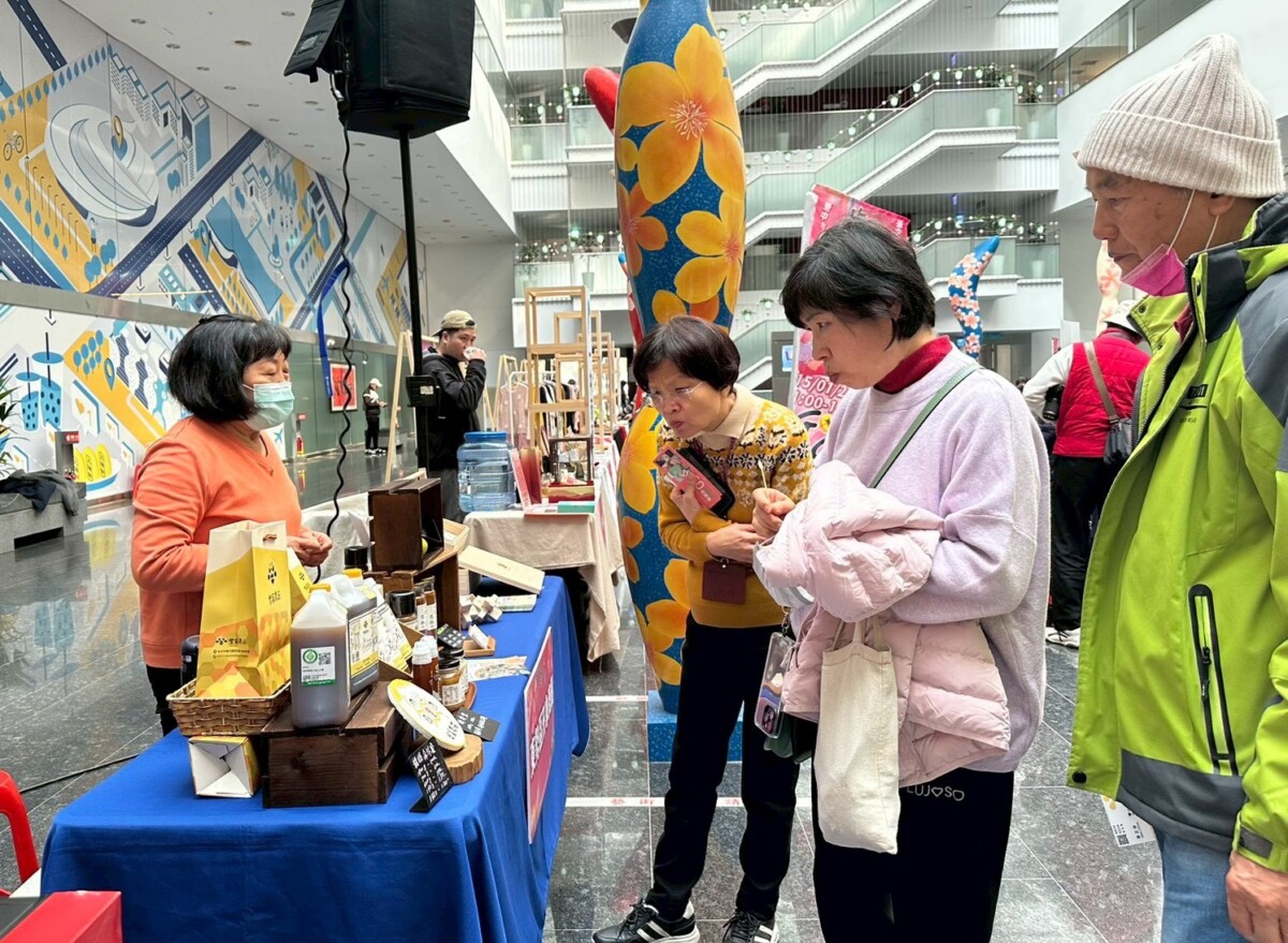 ▲民眾參與商圈年度成果展區。(圖/中市府提供)