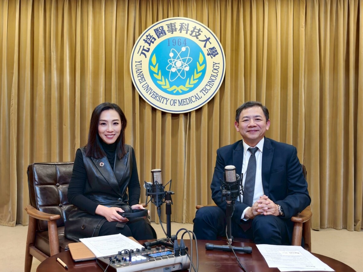 元培醫事科技大學校長王綮慷擔任開場貴賓，與主持人鄭莉穎（左）一起揭開節目序幕