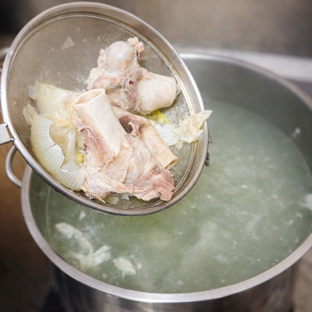 ▲店內的湯底以骨材與蔬菜熬煮，維持湯頭清澈與穩定的風味。(圖/鼎鑄鍋物提供)
