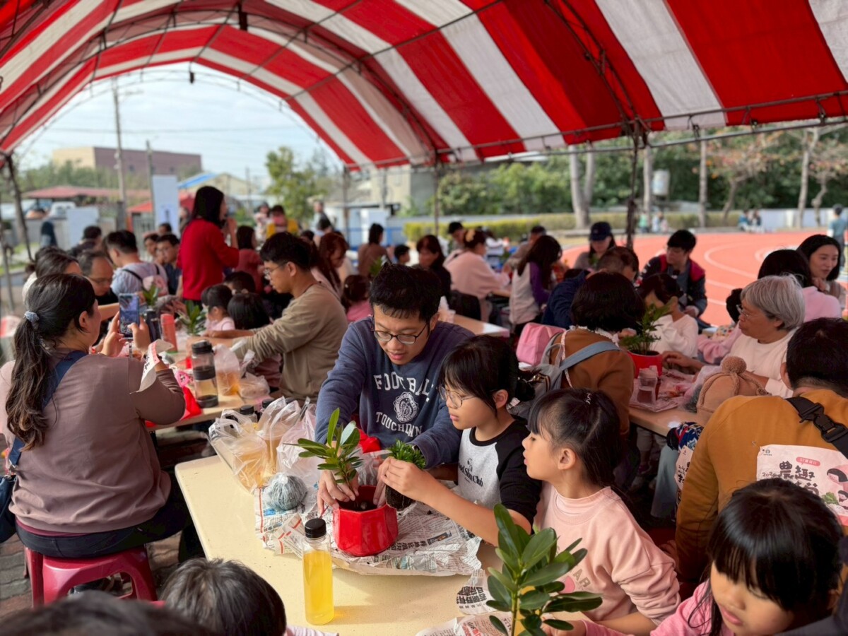 ▲民眾綠化植栽DIY感受農村田園的樂趣。(圖/中市府提供)