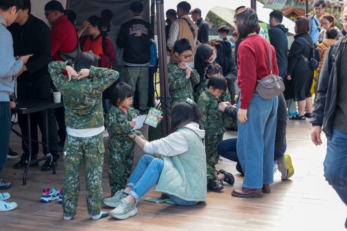 ▲「小小軍人體驗」吸引許多小朋友和家長同樂體驗。圖：桃園市政府提供