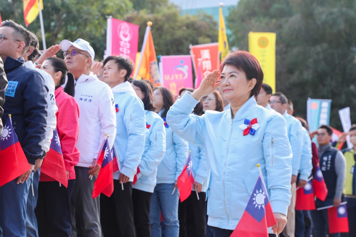 ▲台中市政府今(1)日在市府前廣場舉行元旦升旗典禮。(圖/中市府提供)