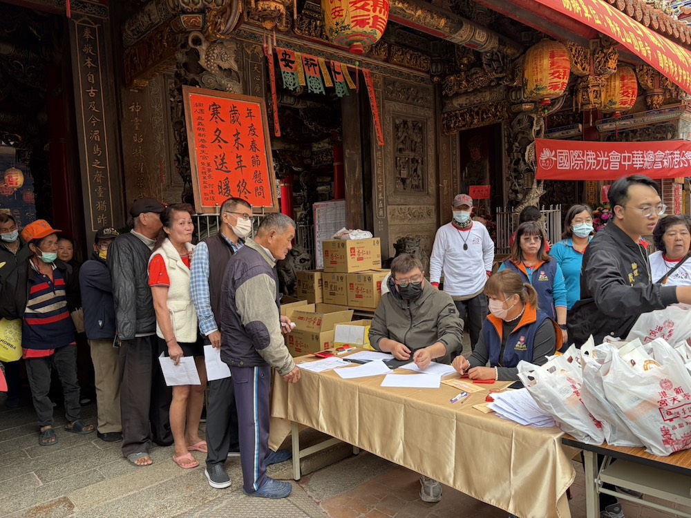 嘉義縣新港奉天宮開台媽祖關懷弱勢家庭生活，在廟前廣場舉辦「寒冬送暖新港奉天宮臘八關懷活動」，除了提供眾生臘八粥甜心暖胃外，也對新港地區的弱勢家庭，發放春節慰問金，以歲末年終寒冬送暖。（圖/記者黃采琳翻攝）