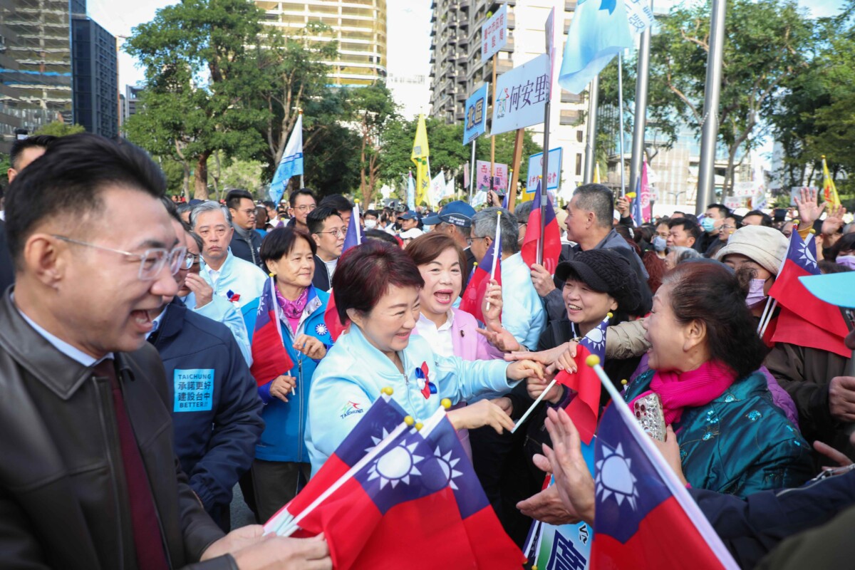 ▲市民參加元旦升旗典禮，爭相與市長盧秀燕握手。(圖/中市府提供)