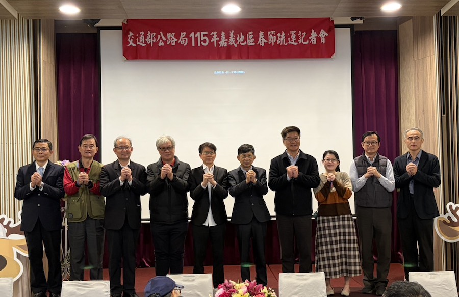 郭清水分局長帶領與會的各單位主管向民眾拜早年。（圖／記者黃采琳攝）