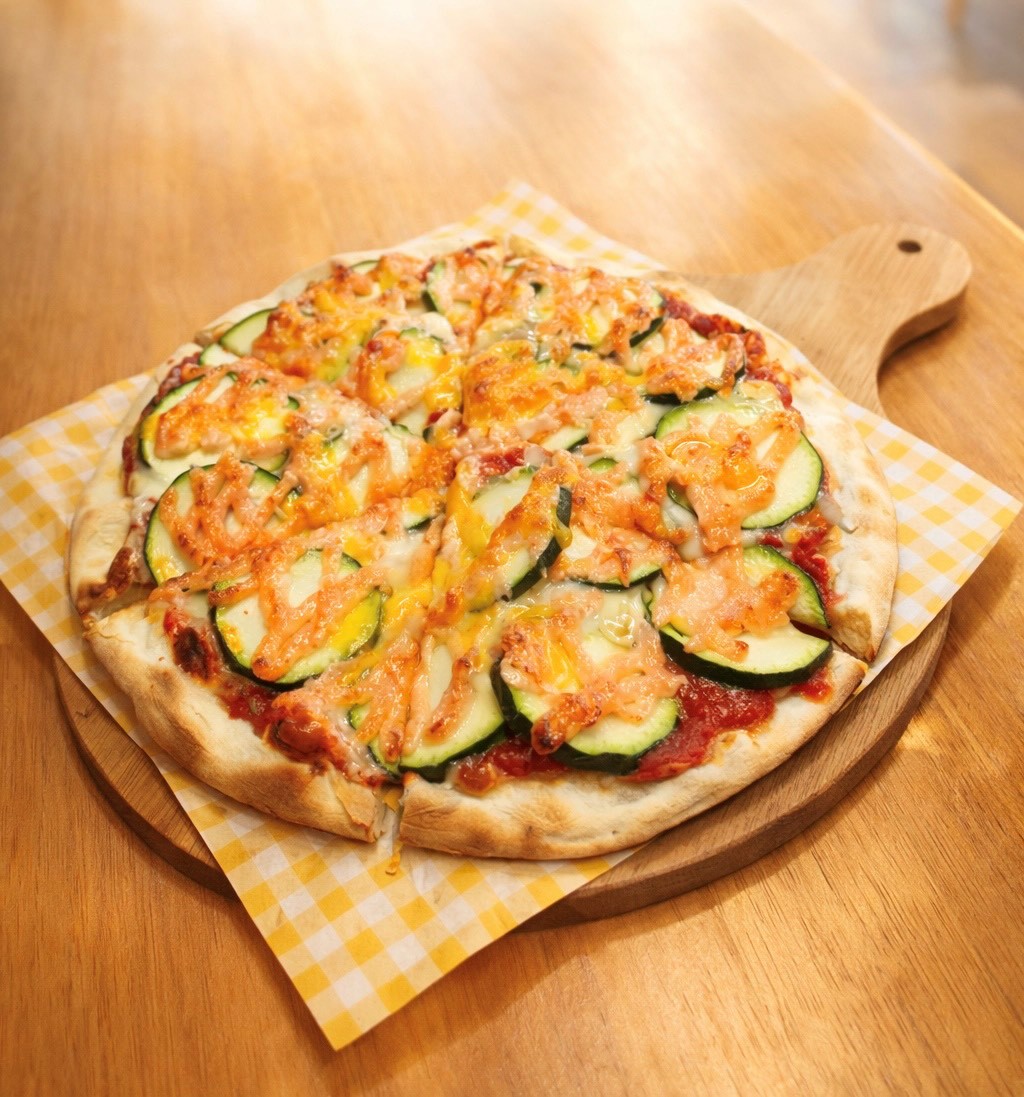 ▲ BOB PIZZA 招牌「櫛瓜明太子披薩」，以清爽櫛瓜搭配明太子風味，結合手工披薩餅皮呈現，成為店內熟客指定、在市面披薩店中較為少見的特色口味。 (圖/攝影:許舒涵)