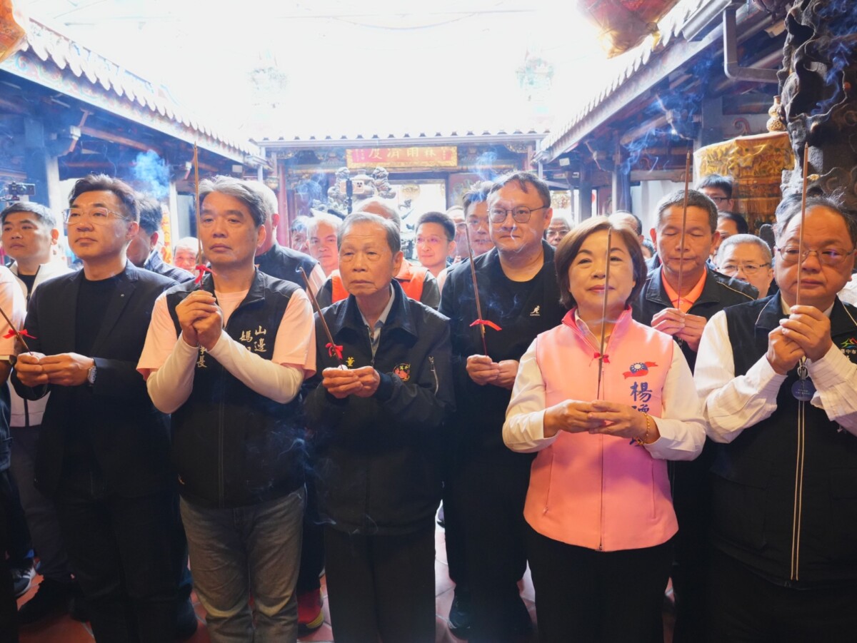 ▲山邊媽祖停駕萬和宮，眾人虔誠參拜祈福，祈求媽祖賜福帶來好運。(圖/記者顏淑娟翻攝)