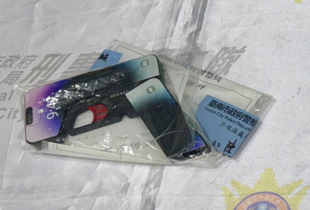 ▲外型如iphone手機的改造手槍。（圖／記者陳彥霖翻攝）
