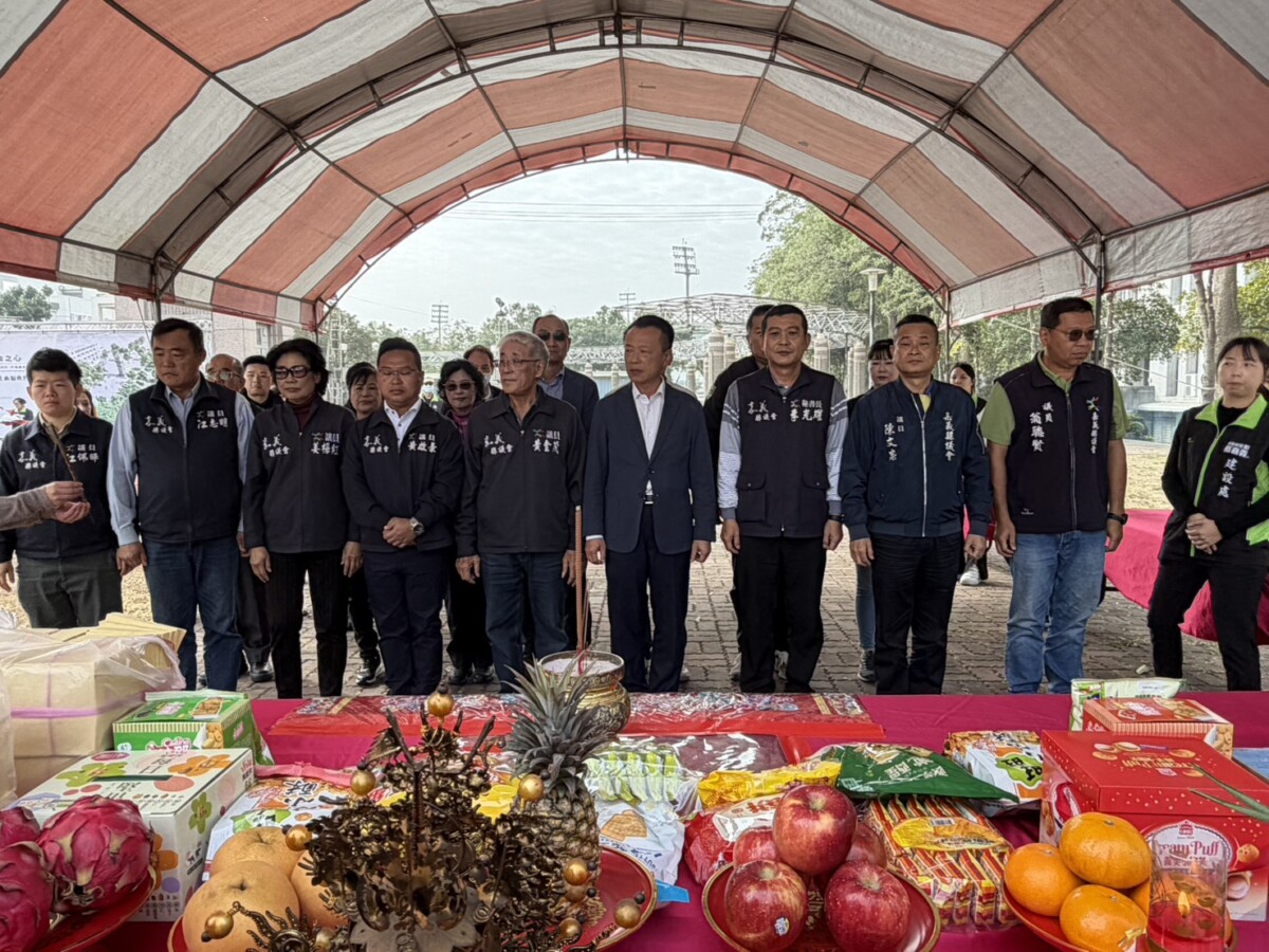 嘉義縣「府會之心」鐘樓廣場景觀舉行動土、祈福，翁章梁縣長、議會秘書長李光耀及多位縣議員出席，共同見證工程啟動。（圖/記者黃采琳攝）