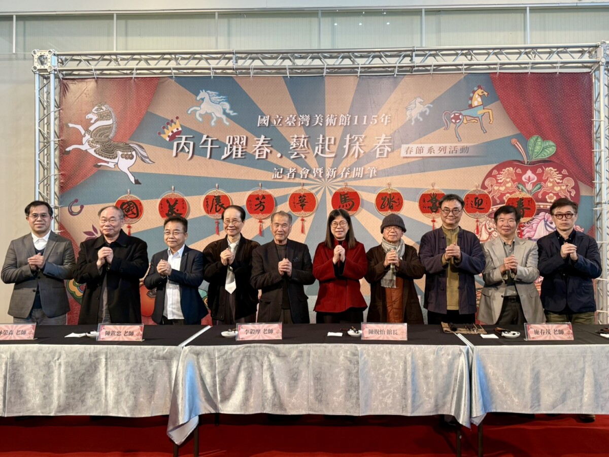 ▲國美館長陳貺怡及9位知名書法家現場開筆祝福斗方，揮毫祝賀春聯，傳遞馬年的期許祝福。(圖/記者顏淑娟攝)