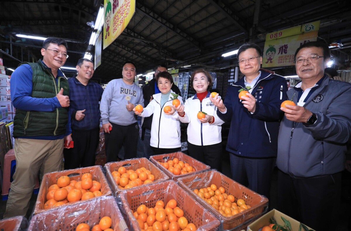 ▲年前民生供應把關，盧秀燕探視果菜批發市場。(圖/中市府提供)