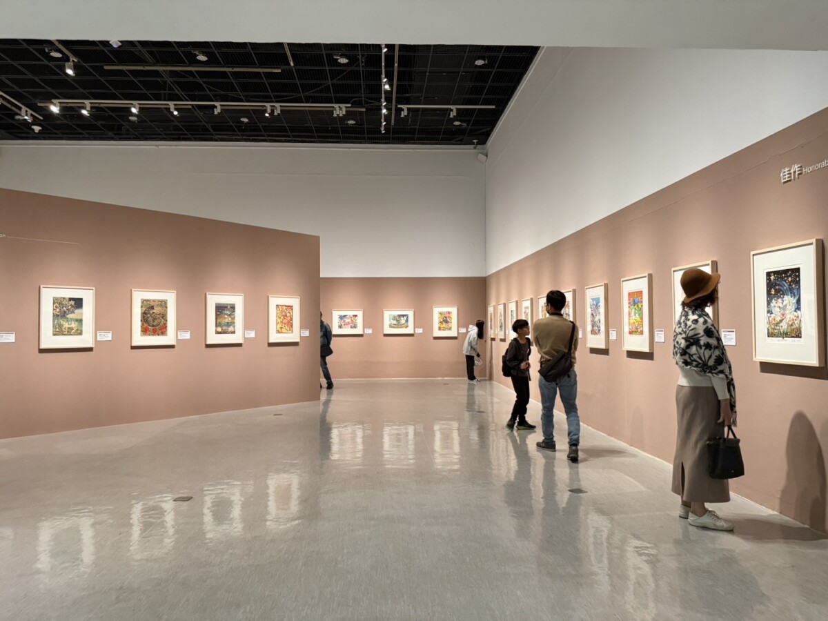 ▲「馬躍揚名–馬年年畫特展」展場一隅。(圖/記者顏淑娟攝)