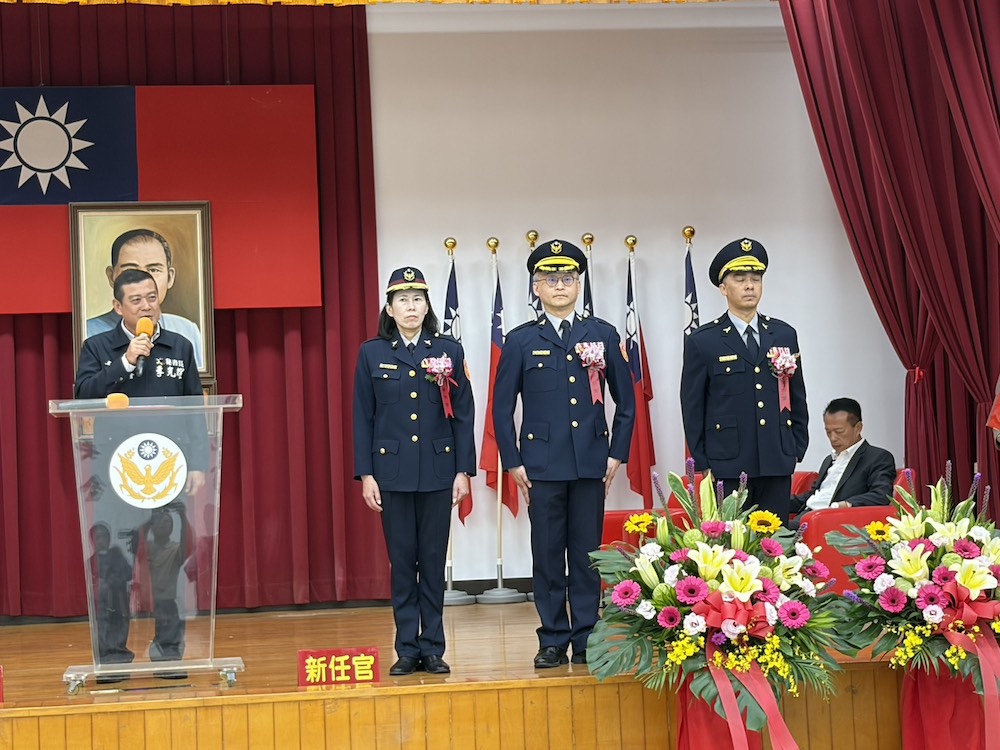 嘉義縣警察局舉行新卸任朴子、中埔及竹崎等三位分局長交接、宣誓就任儀式，翁章梁縣長親自主持，民意代表與地方首長列席觀禮。（圖/記者黃采琳翻攝）