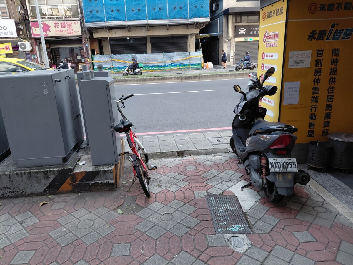三重警分局三重派出所旁人行道上違規停車頻繁，可見該分局對於交通違規取締上為態度消極。(影像由記者郭晉嘉拍攝)。