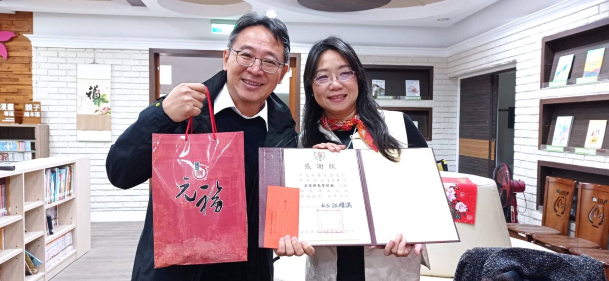 ▲李鳳秋老師(右)表示，受邀的書法家長期深耕地方書法教育與創作，在雲林地區頗負盛名，此次齊聚北港高中實屬難得，也希望藉由活動讓更多人認識書法藝術之美。(記者陳雅琪攝)