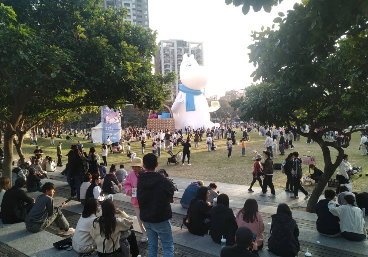 ▲大型活動串聯商圈、市集與景點，為城市注入人氣與活力。巨型姆明-氣偶吸引大量人潮。(圖/中市府提供)