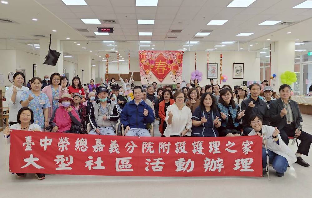 臺中榮總嘉義分院以藝術、人文與生活美學，為榮民（眷）住民長輩打造溫馨生活日常。（圖/臺中榮總嘉義分院提供）
