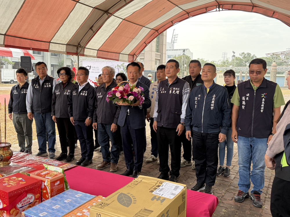 嘉義縣「府會之心」鐘樓廣場景觀舉行動土、祈福，翁章梁縣長、議會秘書長李光耀及多位縣議員出席，共同見證工程啟動。（圖/記者黃采琳攝）
