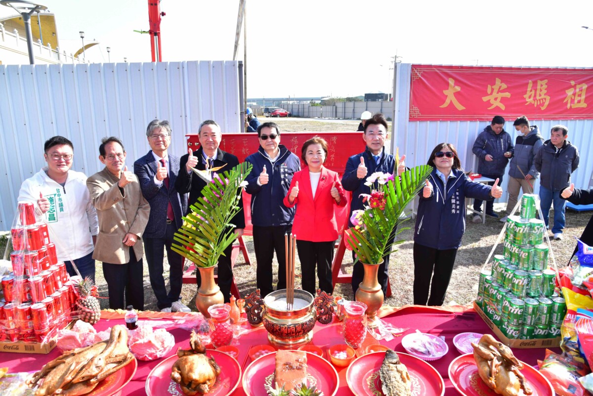 ▲大安媽祖雕像上梁典禮合照。(圖/中市府提供)