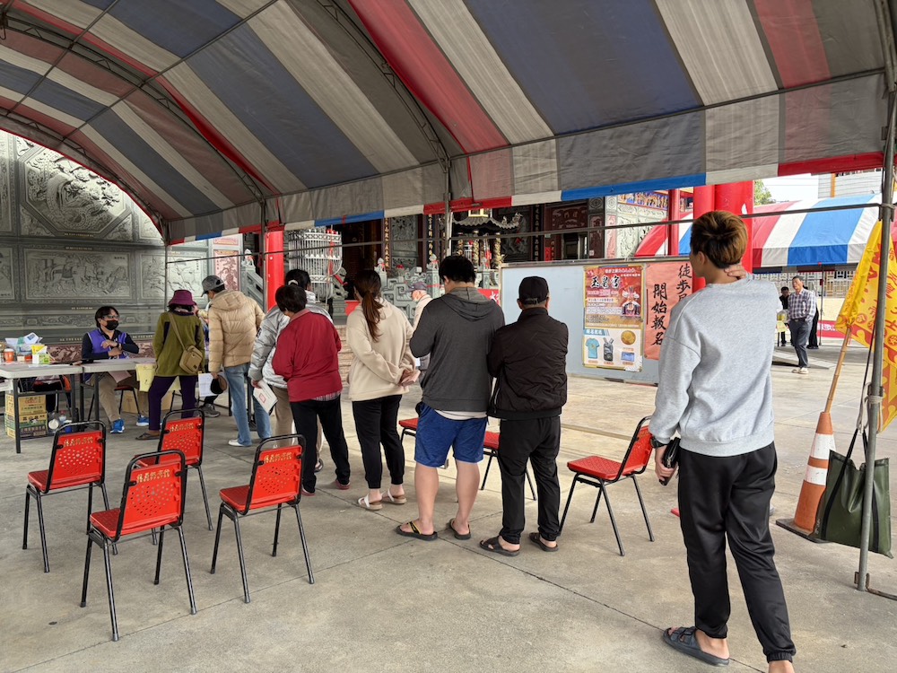 嘉義縣太保市今1/31、明2/1日兩天週休假日再到各里實地印領發放振興金3000元。鄭淑分市長帶領黃大益機要秘書到各里關心領發作業情形。（圖/記者黃采琳翻攝）