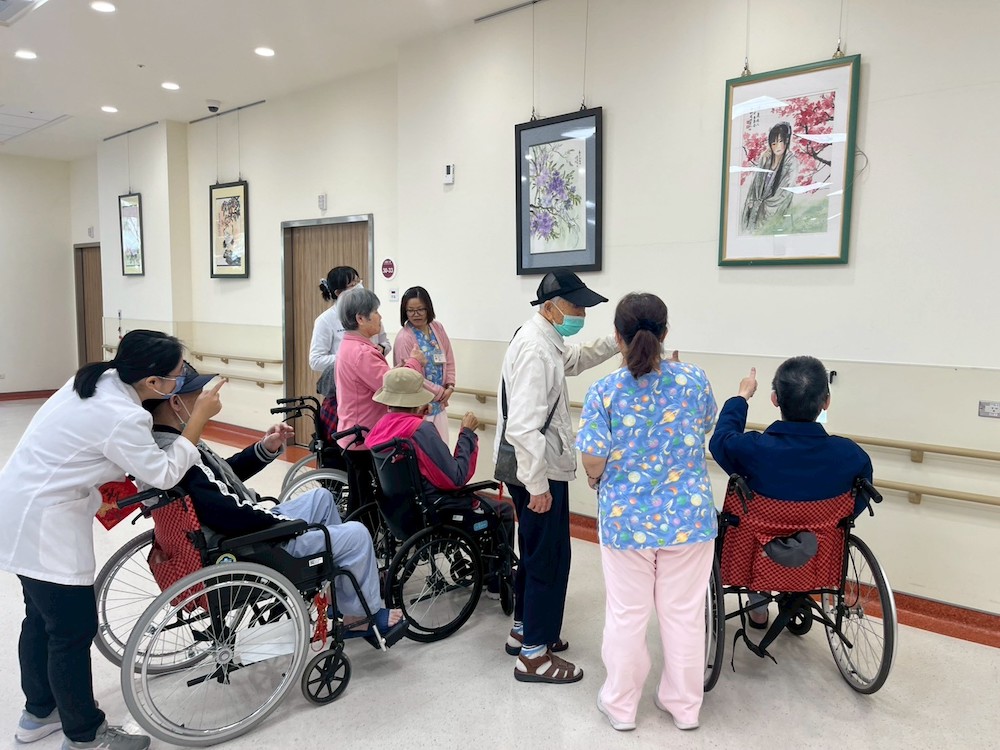 臺中榮總嘉義分院以藝術、人文與生活美學，為榮民（眷）住民長輩打造溫馨生活日常。（圖/臺中榮總嘉義分院提供）