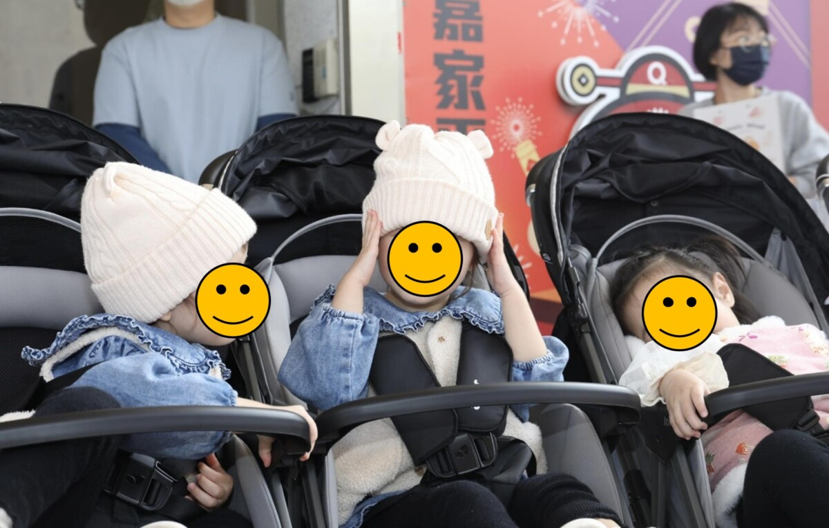 嘉義縣政府為提升「2026台灣燈會」服務品質，燈區設8處服務站，並在嘉義高鐵站、嘉義火車站及嘉義市棒球場燈會接駁點，同時提供輪椅及嬰兒車租借服務與免費衛生棉等。（圖/嘉義縣政府提供）