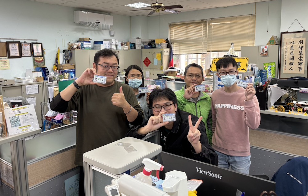 竹崎高中在蘇淵源校長領導辦學下，特別發想的為全校教職員工量身打造「70 週年紀念版新式識別證」，象徵竹崎高中邁向數位化管理與科技辦學的新里程碑。（圖/竹崎高中提供）