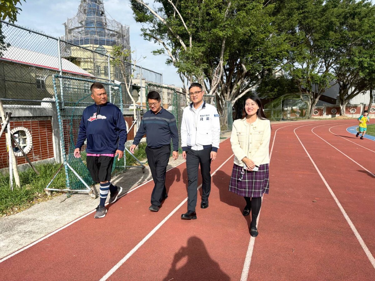 桃園市議員錢龍對於在地基層棒球環境的改善是四處勘查和奔走。(影像由桃園市錦興國小提供)。