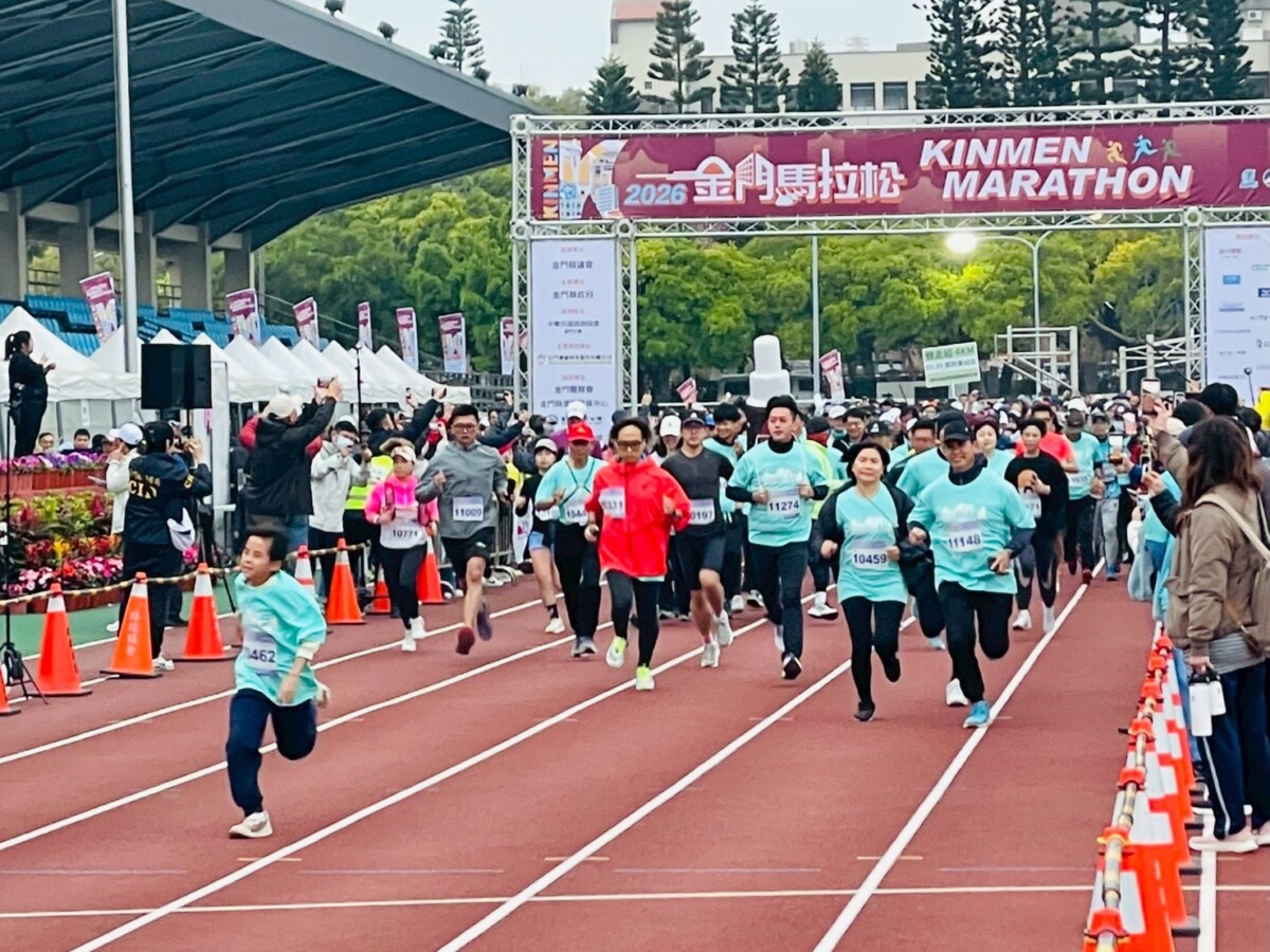 清晨13度暖身跑 金門休閒馬拉松全家共賞春風景