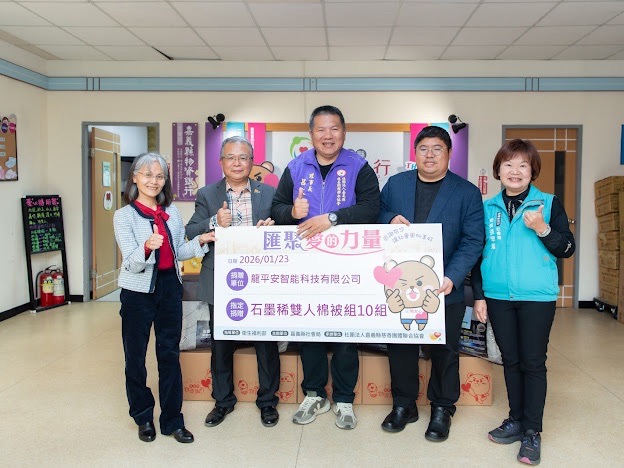 龍平安智能科技有限公司黃俊郎執行長與其父親黃慶雄前朴子市民代表，捐助關懷送暖弱勢家庭。（圖/嘉義縣慈善團體聯合協會提供）