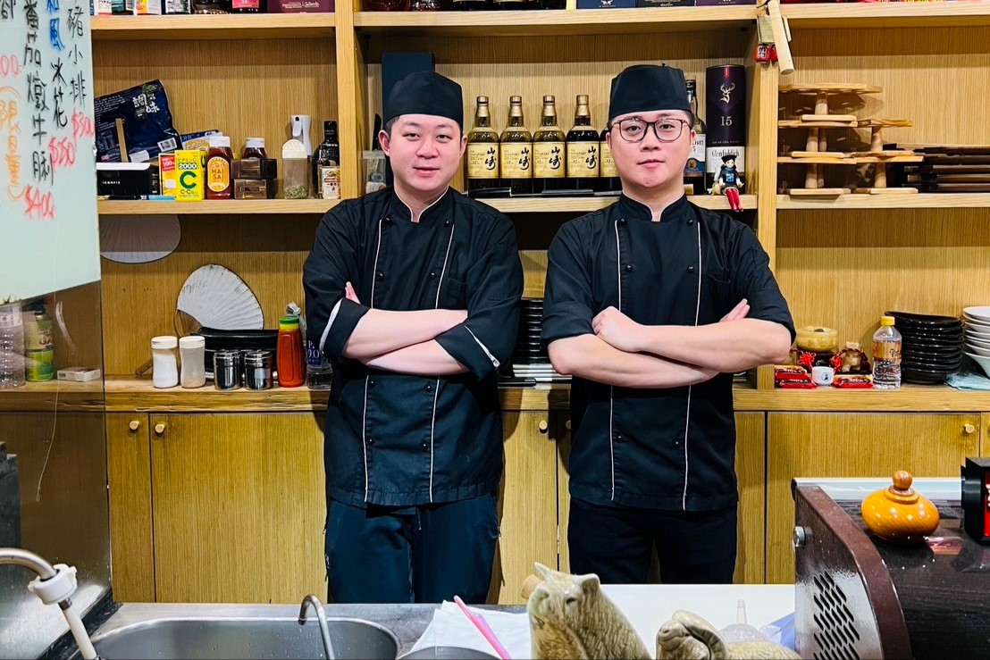 ▲料理長(右)、副料理長(左)，以新鮮與道地風味的料理，擄獲高雄在地顧客的胃。(圖/津居酒屋提供)