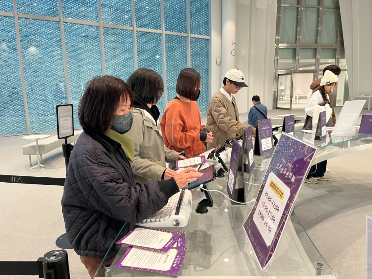 ▲中市圖「時光未央．追憶未來」書展，AI互動體驗吸引許多民眾駐足參與。(圖/中市府提供)
