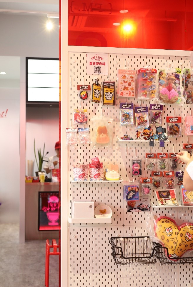 ▲ ON LIVE 炸雞現場結合餐飲與文創販售，形成複合式經營樣貌。(圖片提供/攝影:許舒涵)