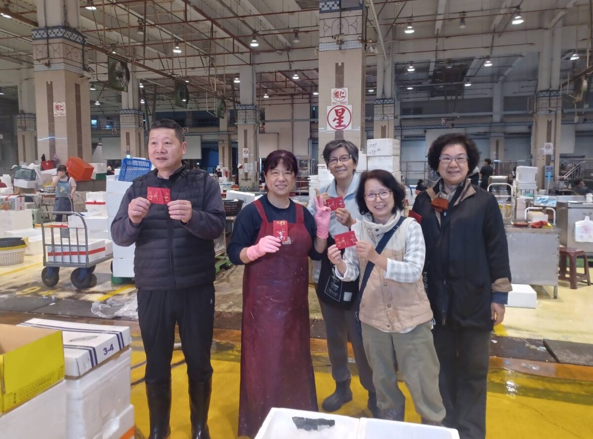 ▲盧秀燕準備新春小紅包送給魚、果菜批發攤商，祝福大家新的一年財源滾滾。(圖/中市府提供)