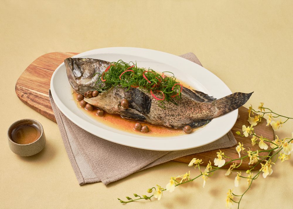 ▲喜憨兒年菜龍吟虎饗石斑魚,象徵年年有餘。（圖/喜憨兒基金會提供）