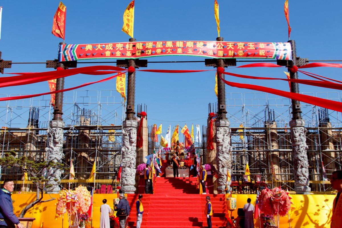 ▲清水區玉京天公祖總廟龍鳳呈瑞龍柱完成大典。(圖/中市府提供)
