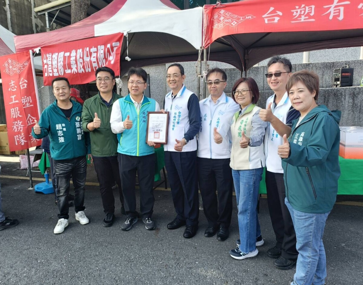 大樹區長楊明融（左三）頒贈感謝狀予台塑楊志成資深經理（左四）。