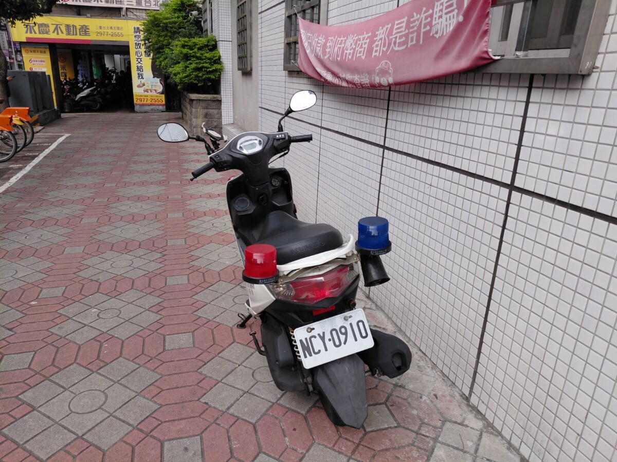 三重派出所一輛警用機車正停在禁停的人行道上，本新聞社記者現場舉報，值班員警冷漠表示 : 要舉報就去舉報！顯現出三重警分局的警察人員管理失當。(影像由記者郭晉嘉拍攝)。